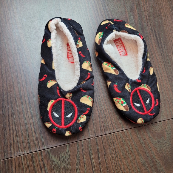 Deadpool slippers - Picture 1 of 6